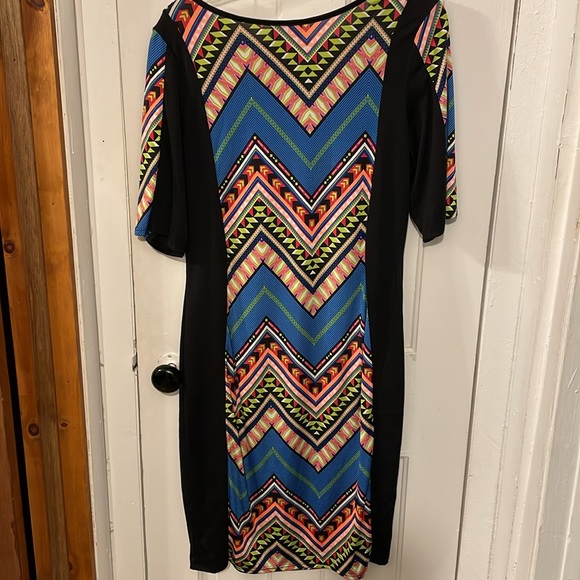 Cute body hugging dress - Picture 3 of 3